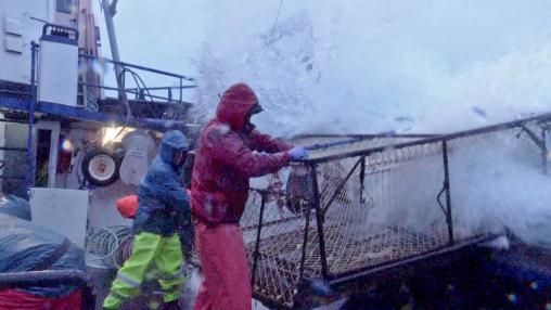 The Wizard Sails Right Up to the Ice Park . Deadliest Catch #Sea