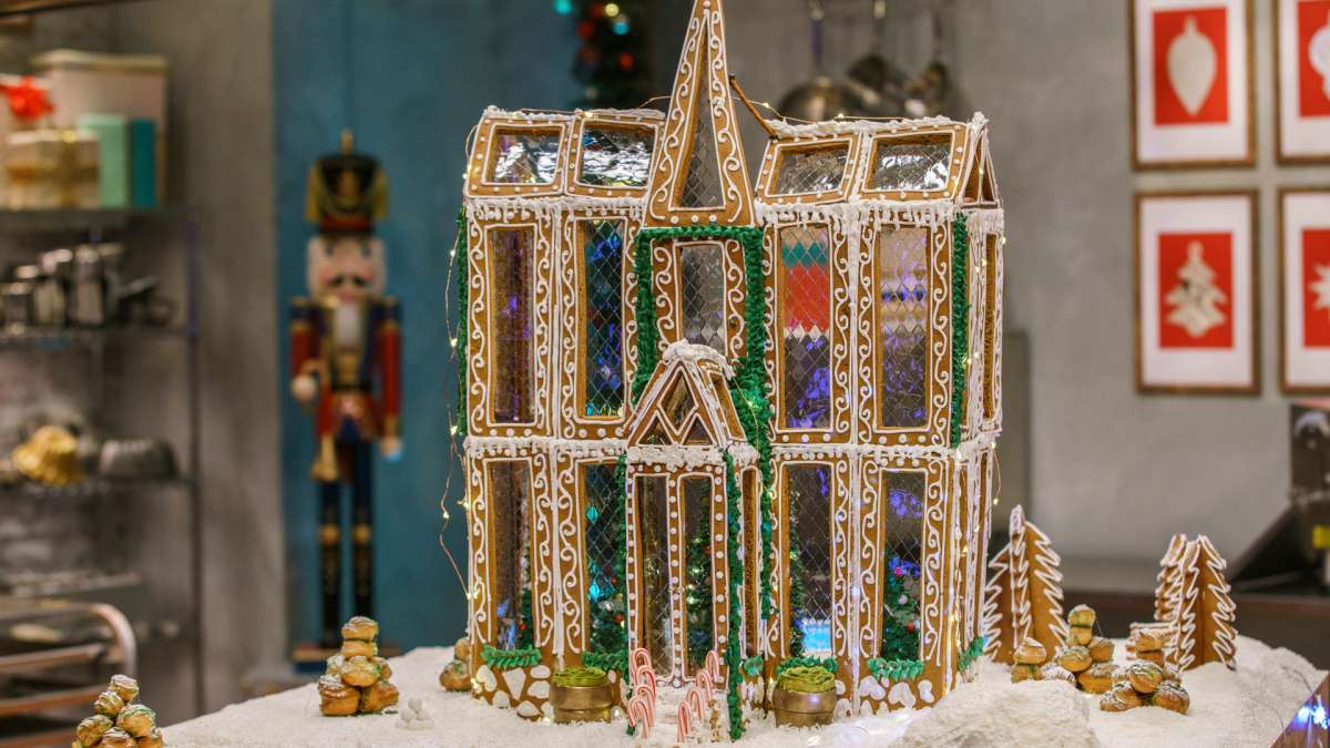 Stream Holiday Baking Championship: Gingerbread Showdown | discovery+