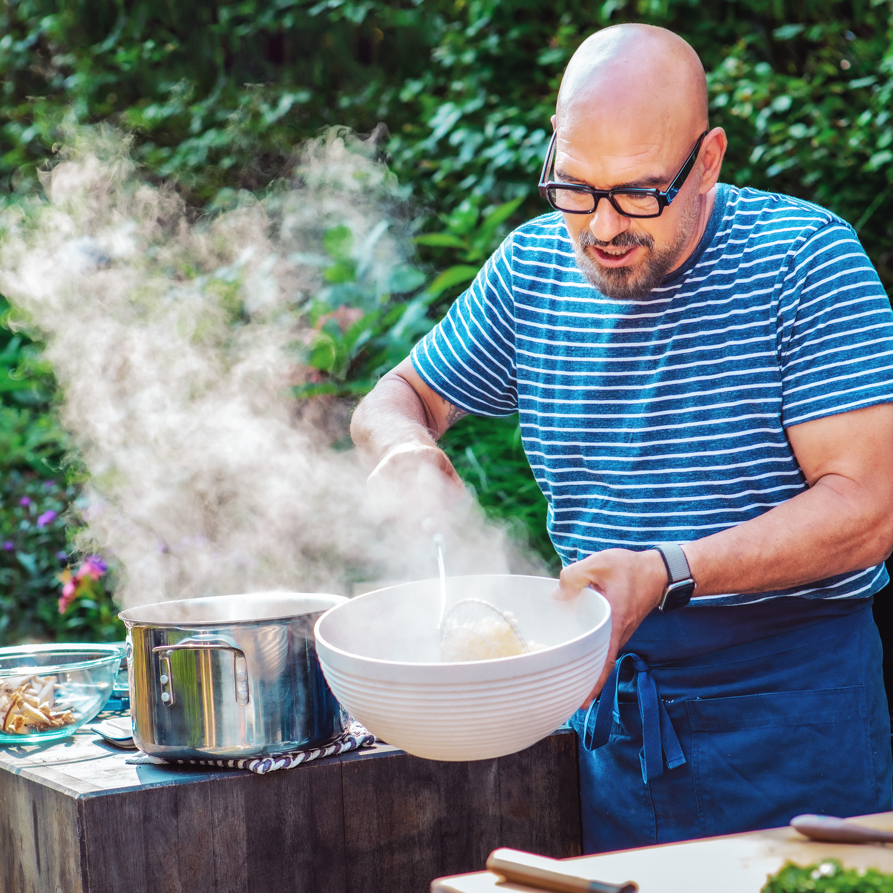 Stream Symon's Dinners Cooking Out discovery+