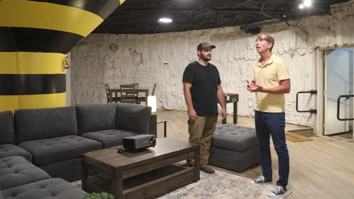 Zillow Gone Wild - S1 E8 Then There Were Eight - HGTV GO Zillow Gone Wild - S1 E8 Then There Were Eight - HGTV GO